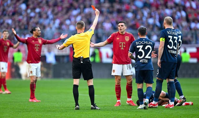 Wendepunkt: Bayern-Profi Joao Palhinha (M.) sieht gegen den VfL Bochum Rot.  | Foto: Sven Hoppe/dpa