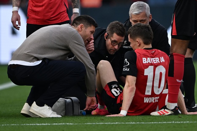 Florian Wirtz muss verletzt vom Platz, Trainer Xabi Alonso ist besorgt.  | Foto: Federico Gambarini/dpa