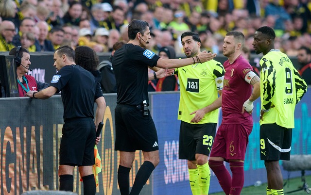 Wieder ein R&uuml;ckschlag: Der BVB um... Emre Can (M) verliert gegen Augsburg.  | Foto: Bernd Thissen/dpa