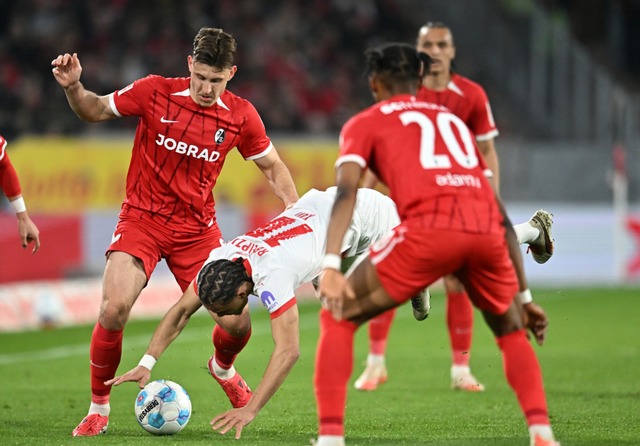 Freiburg und Leipzig liefern sich viel...ie hier Maximilian Eggestein und Xavi.  | Foto: Achim Keller