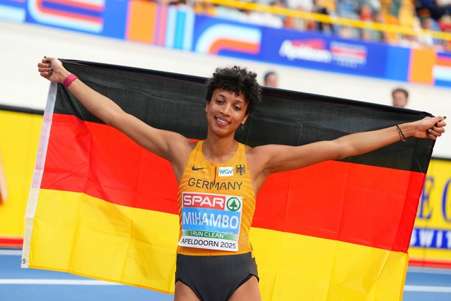 Malaika Mihambo freute sich &uuml;ber EM-Bronze im letzten Versuch.  | Foto: Peter Dejong/AP/dpa