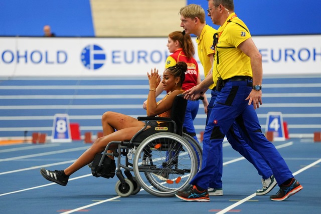 Mikaelle Assani verletzte sich beim Anlauf zum letzten Versuch.  | Foto: Peter Dejong/AP/dpa