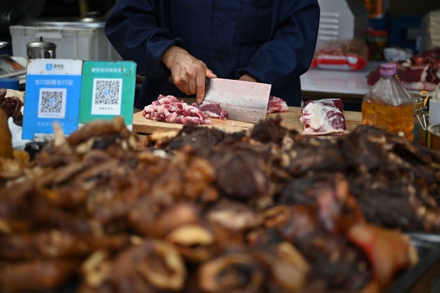 In China sanken die Verbraucherpreise ... 3,3 Prozent zur&uuml;ck. (Symbolbild)  | Foto: Johannes Neudecker/dpa