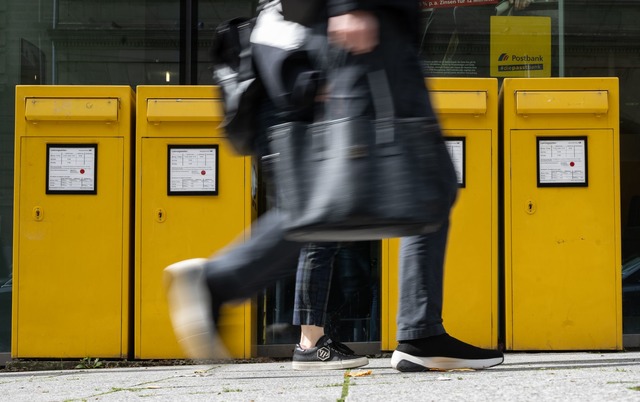 Hier stehen vier Briefk&auml;sten nebe...sind sie sp&auml;rlicher pr&auml;sent.  | Foto: Marijan Murat/dpa