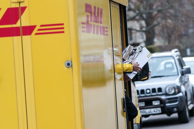 Ein Paketbote liefert Pakete aus - man...;ber die Qualit&auml;t der Zustellung.  | Foto: Jan Woitas/zb/dpa