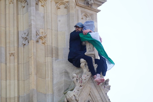 Barfu&szlig; war der Mann mit der Flagge auf den Turm geklettert.  | Foto: James Manning/PA Wire/dpa