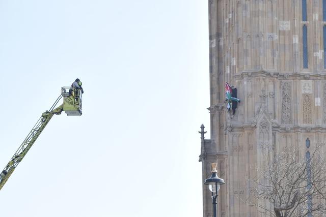 Schon tags&uuml;ber hatten Rettungskr&...n zum Herunterklettern bringen wollen.  | Foto: Vuk Valcic/ZUMA Press Wire/dpa