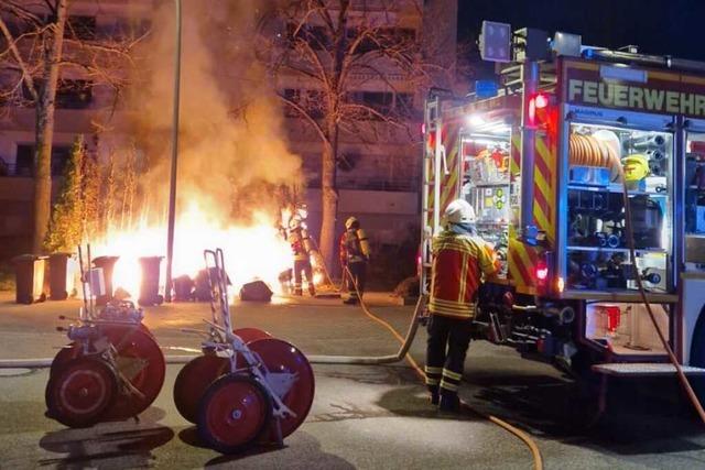 Mehrere Mlltonnen brennen in der Hansjakobstrae in Gundelfingen