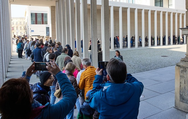 Eine Warteschlange bildete sich vor dem Eingang des Pergamonmuseums.  | Foto: Joerg Carstensen/dpa