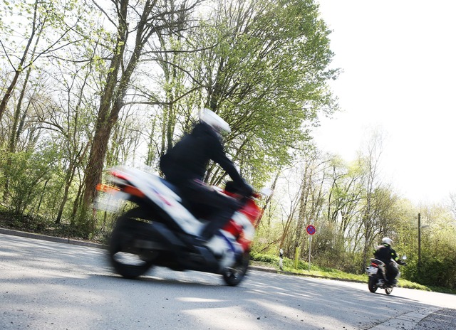 Zu Beginn der Motorradsaison werden am...n Stra&szlig;en erwartet. (Symbolbild)  | Foto: Roland Weihrauch/dpa