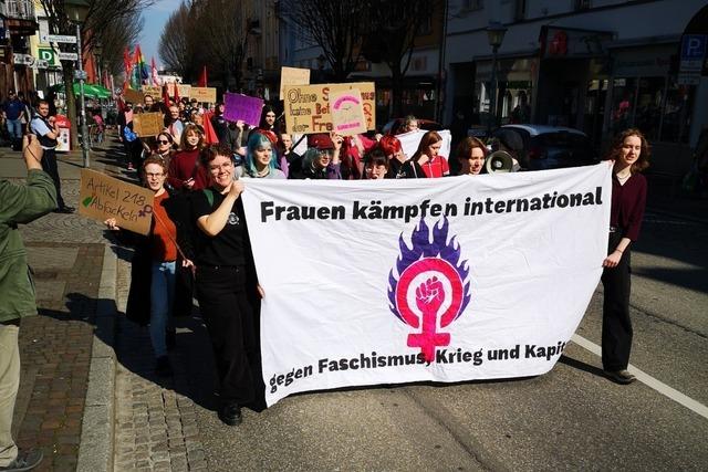 Rund 150 demonstrieren in Offenburg am Frauentag gegen die Verharmlosung von Femiziden