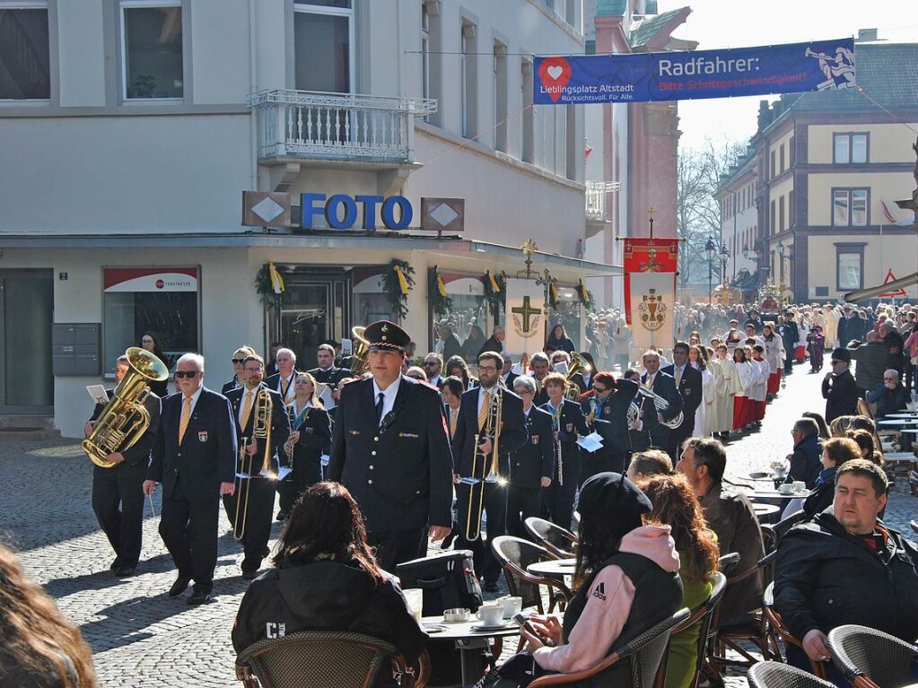 Zu Ehren des heiligen Fridolin zog eine Prozession durch die Innenstadt von Bad Sckingen.