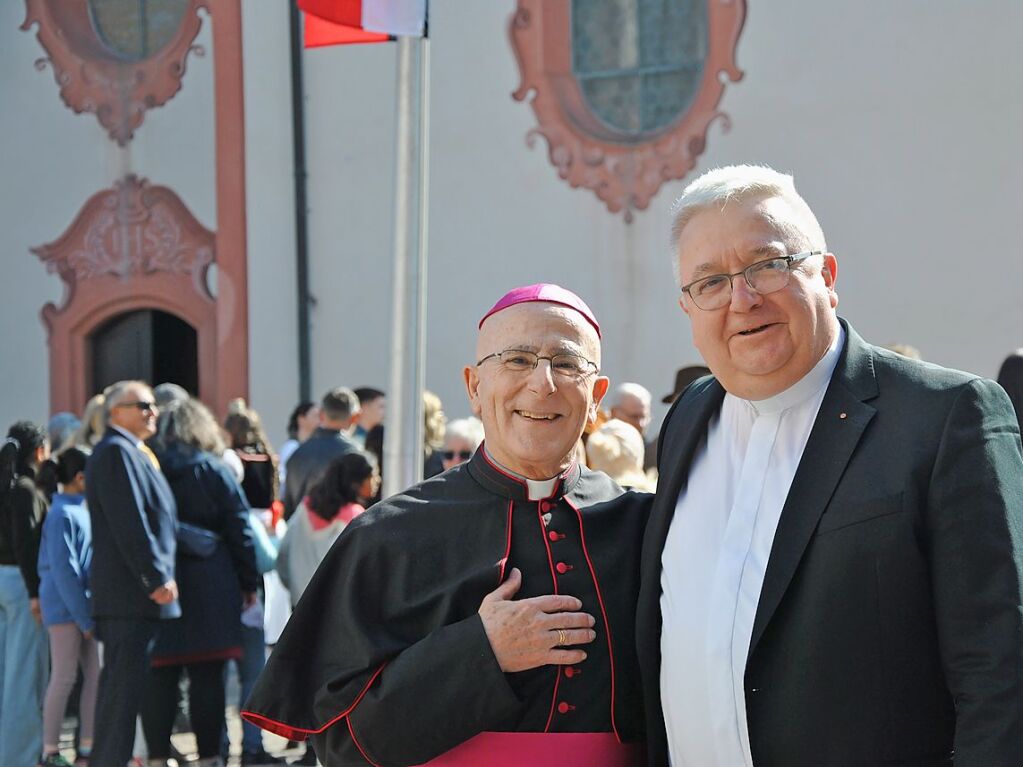 Dekan Peter Berg zusammen mit dem Bischof von Chur, Joseph Maria Bonnemain.