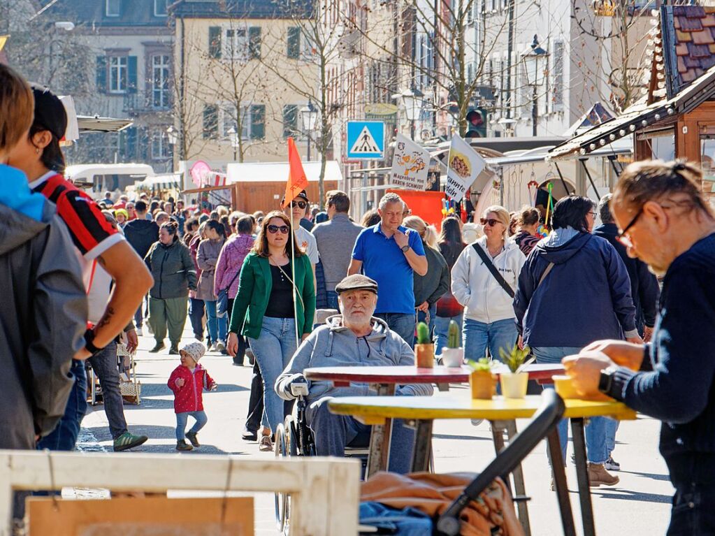 Breisgauer Frhling in Kenzingen: Schon am Samstag nutzten viele Besucher das schne Wetter zum Bummel durch die Innenstadt.