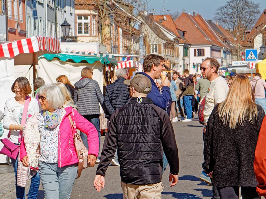 Breisgauer Frhling in Kenzingen: Schon am Samstag nutzten viele Besucher das schne Wetter zum Bummel durch die Innenstadt.