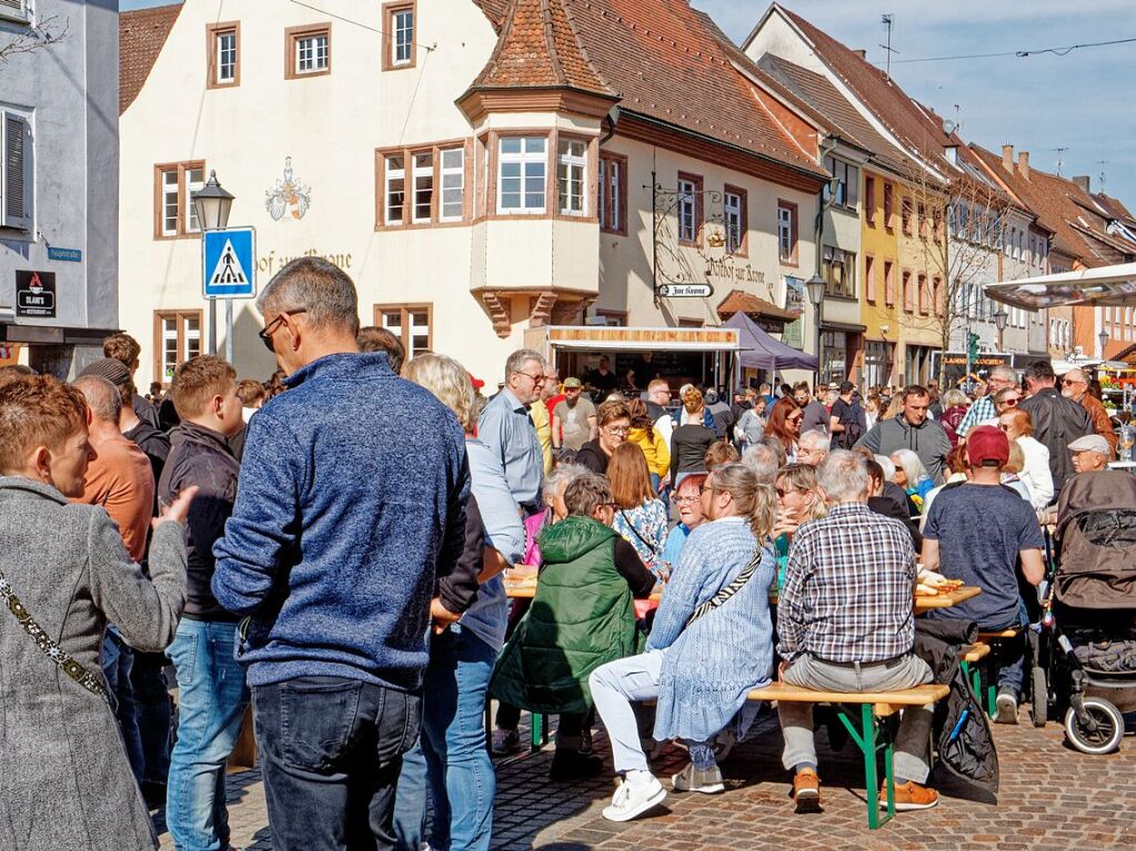 Breisgauer Frhling in Kenzingen: Dichtes Gedrnge herrschte am Sonntag bei strahlendem Sonnenschein in der Kenzinger Innenstadt.