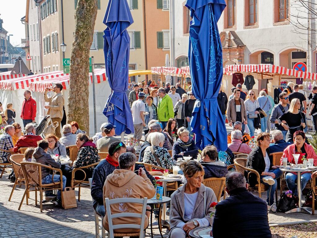 Breisgauer Frhling in Kenzingen: Dichtes Gedrnge herrschte am Sonntag bei strahlendem Sonnenschein in der Kenzinger Innenstadt.