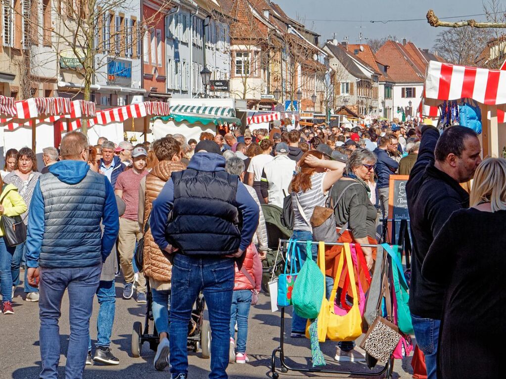 Breisgauer Frhling in Kenzingen: Dichtes Gedrnge herrschte am Sonntag bei strahlendem Sonnenschein in der Kenzinger Innenstadt.