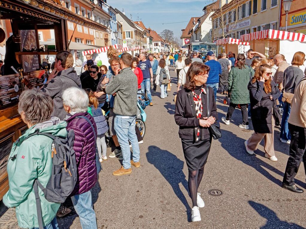 Breisgauer Frhling in Kenzingen: Dichtes Gedrnge herrschte am Sonntag bei strahlendem Sonnenschein in der Kenzinger Innenstadt.