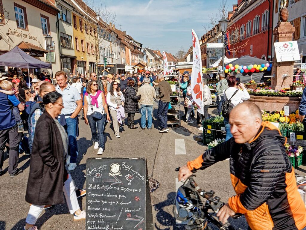 Breisgauer Frhling in Kenzingen: Dichtes Gedrnge herrschte am Sonntag bei strahlendem Sonnenschein in der Kenzinger Innenstadt.