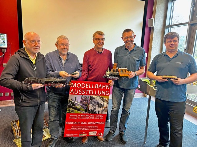 Die Verantwortlichen prsentieren das Plakat zur Modellbahnausstellung.  | Foto: Kur und Bder GmbH