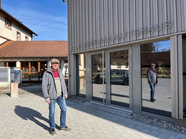 Erste Station: Dieter Ebernau beim Dorfgemeinschaftshaus in Wieslet.  | Foto: Sarah Trinler