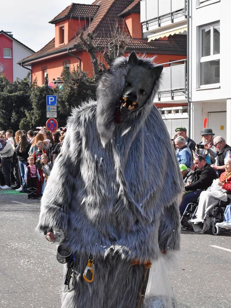 Bei Frhlingswetter war der Umzug ein tolles Erlebnis, fr die Narren ebenso wie fr die Hstrger aus den 120 Cliquen. Entlang der neuen Umzugsstrecke quer durch Altweil war der Besuch allerdings deutlich geringer als an den Hauptstrae.