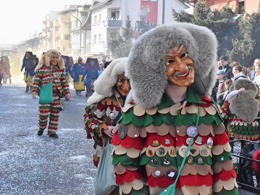 Bei Frhlingswetter war der Umzug ein tolles Erlebnis, fr die Narren ebenso wie fr die Hstrger aus den 120 Cliquen. Entlang der neuen Umzugsstrecke quer durch Altweil war der Besuch allerdings deutlich geringer als an den Hauptstrae.