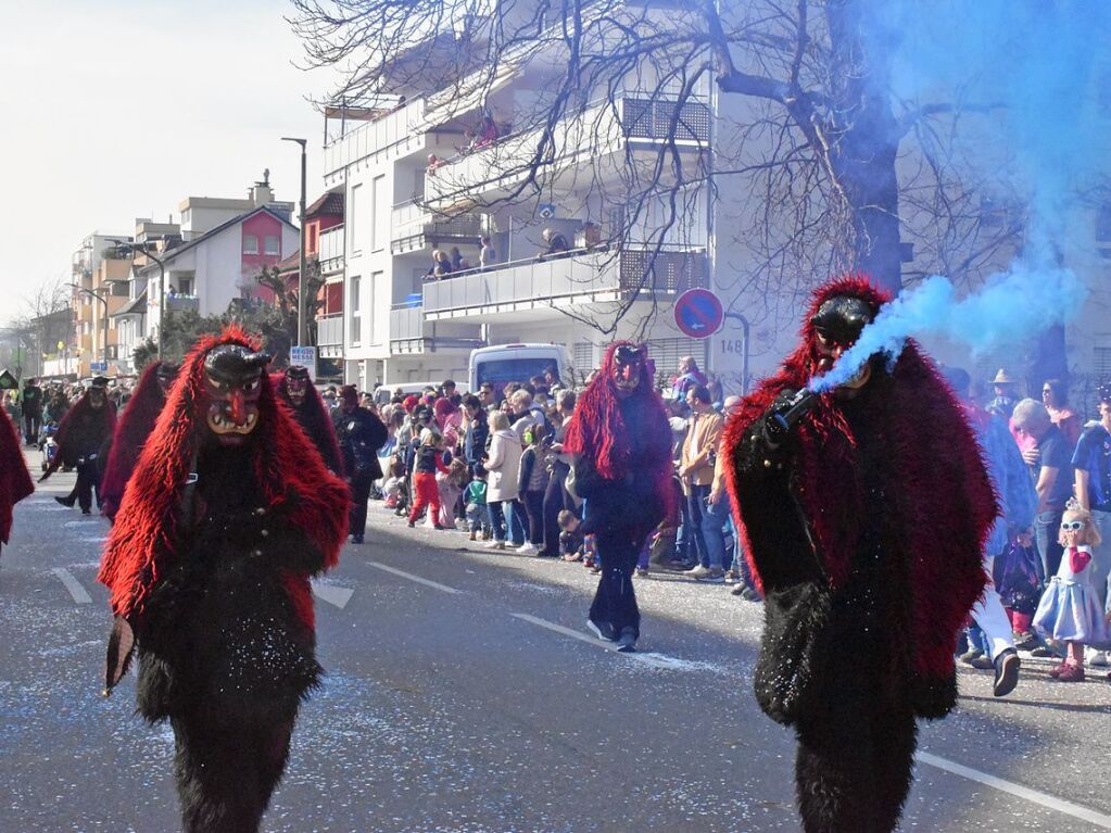 Rund 120 Fasnachtscliquen zogen am Sonntag durch Weil am Rhein und trieben Schabernack mit den Zuschauern.