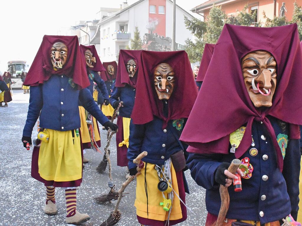 Rund 120 Fasnachtscliquen zogen am Sonntag durch Weil am Rhein und trieben Schabernack mit den Zuschauern.