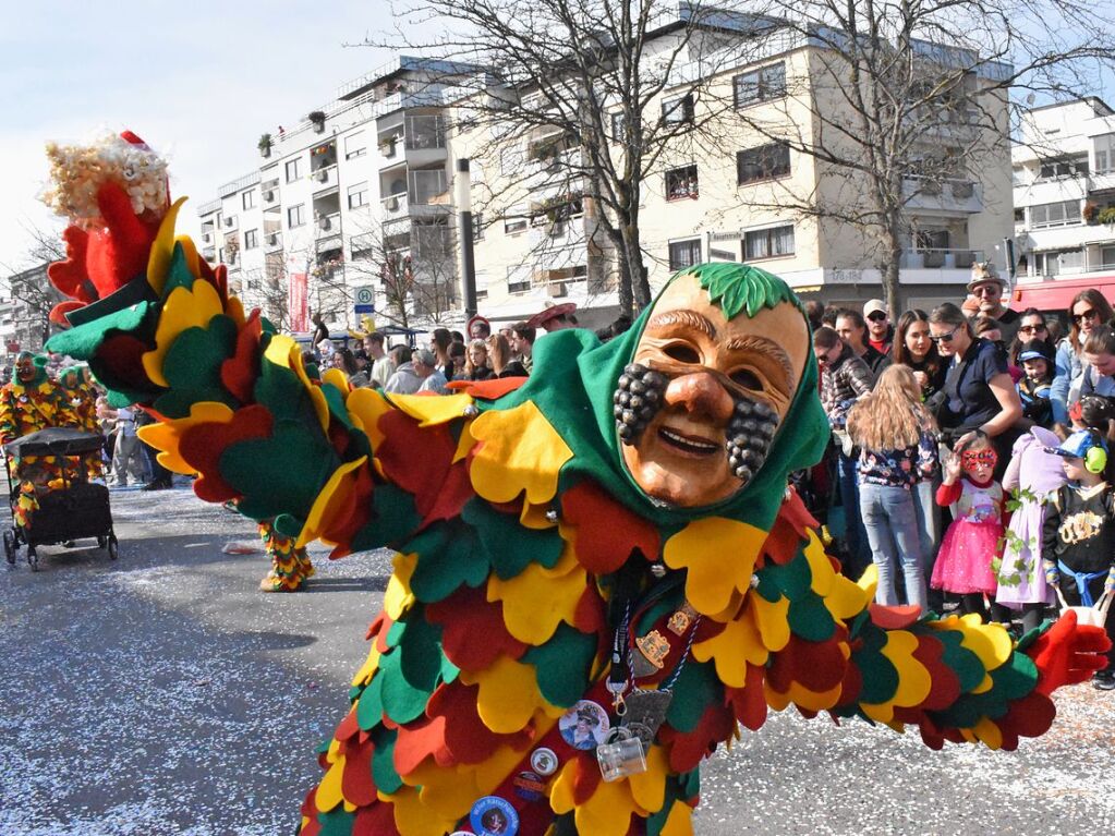 Bei Frhlingswetter war der Umzug ein tolles Erlebnis, fr die Narren ebenso wie fr die Hstrger aus den 120 Cliquen. Entlang der neuen Umzugsstrecke quer durch Altweil war der Besuch allerdings deutlich geringer als an den Hauptstrae.