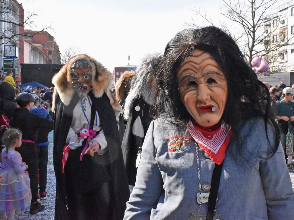 Rund 120 Fasnachtscliquen zogen am Sonntag durch Weil am Rhein und trieben Schabernack mit den Zuschauern.