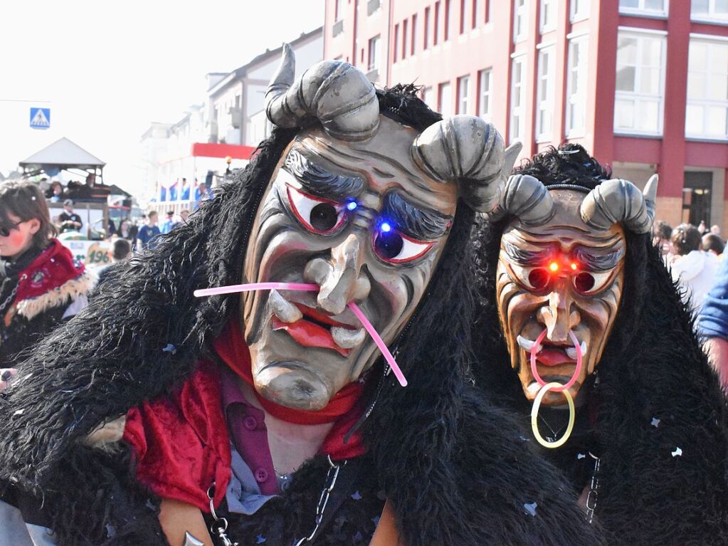 Rund 120 Fasnachtscliquen zogen am Sonntag durch Weil am Rhein und trieben Schabernack mit den Zuschauern.