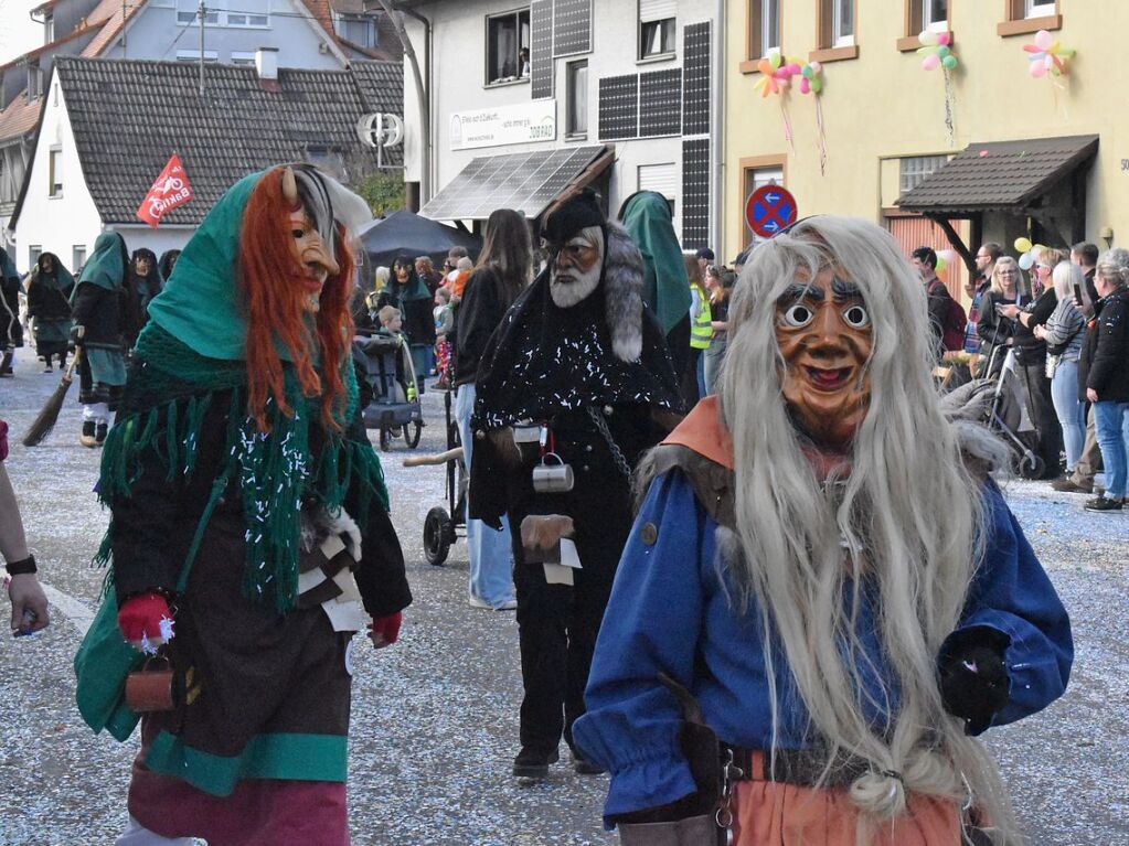 Bei Frhlingswetter war der Umzug ein tolles Erlebnis, fr die Narren ebenso wie fr die Hstrger aus den 120 Cliquen. Entlang der neuen Umzugsstrecke quer durch Altweil war der Besuch allerdings deutlich geringer als an den Hauptstrae.