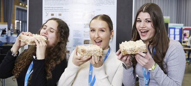 Nayana Stange , Sofia Lopushniak und E...igen Styropor-Alternative in Freiburg.  | Foto:  Stiftung Jugend forscht e. V.