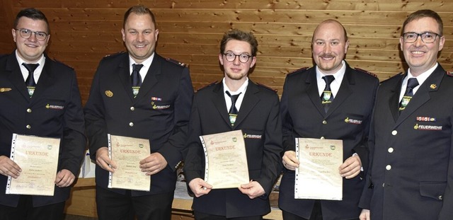 Die Geehrten (von links): Sven Wehrle,...tulierte Kommandant Alexander Kleiser.  | Foto: Thomas Biniossek