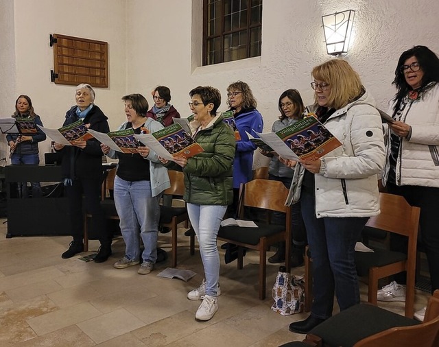 Der bunt zusammengewrfelte Frauenchor  | Foto: Heidi Rombach