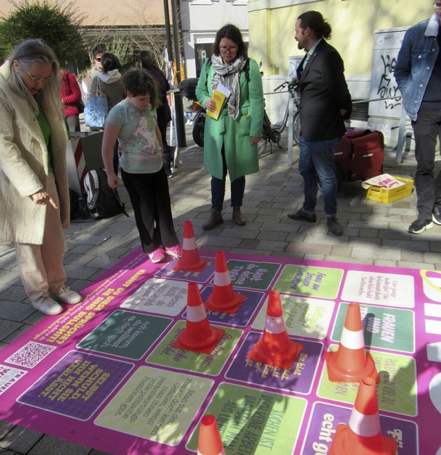 Bullshit-Bingo vor der Klosterkirche (...Oststadt zum Weltfrauentag am  Samstag  | Foto: Susanne Kerkovius