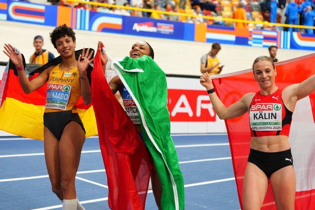 Malaika Mihambo (l) musste sich Lariss...Annik K&auml;lin (r) geschlagen geben.  | Foto: Peter Dejong/AP/dpa