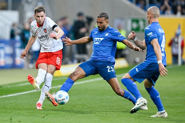 Der 1. FC Heidenheim um Marvin Piering...er Anfangsphase einen m&uuml;den Kick.  | Foto: Uwe Anspach/dpa