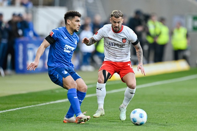 Der 1. FC Heidenheim um Niklas Dorsch ...ten sich ein Duell auf Augenh&ouml;he.  | Foto: Uwe Anspach/dpa