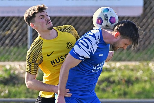 Der Weiler Maximilian Maier (rechts) gegen Lukas Baumgartner (SC Wyhl)  | Foto: Achim Keller