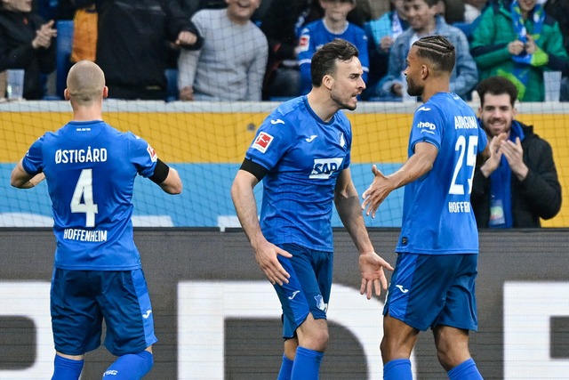 Hoffenheims Haris Tabakovic (M) gelang gegen Heidenheim ein kurioser Treffer.  | Foto: Uwe Anspach/dpa