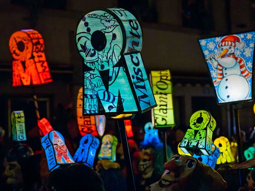 Bunt und in verschiedensten Formen leuchten die Laternen beim Morgestraich durch die Nacht.