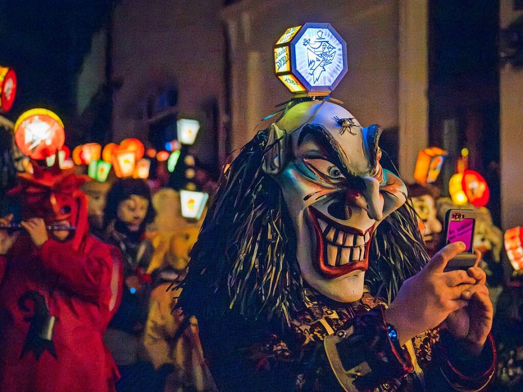 Bunt und in verschiedensten Formen leuchten die Laternen beim Morgestraich durch die Nacht.