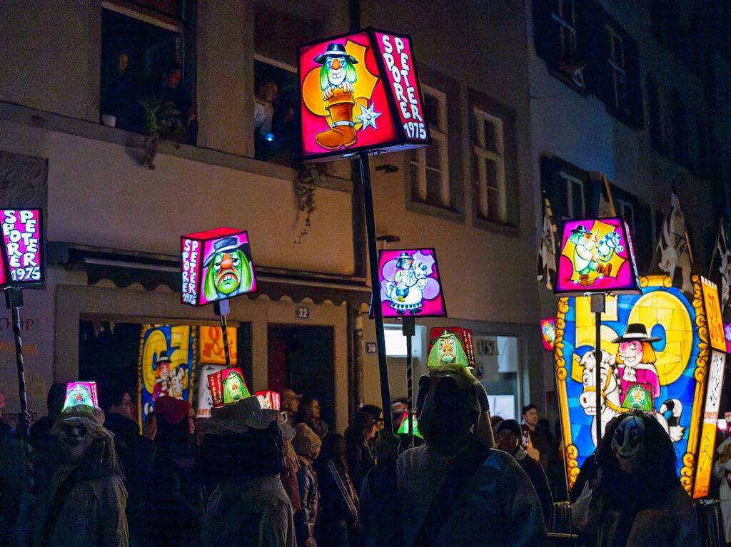 Bunt und in verschiedensten Formen leuchten die Laternen beim Morgestraich durch die Nacht.