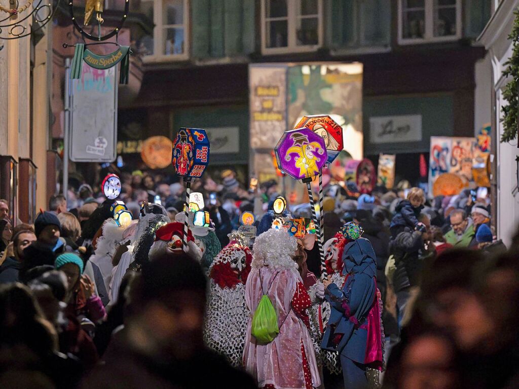 Bunt und in verschiedensten Formen leuchten die Laternen beim Morgestraich durch die Nacht.