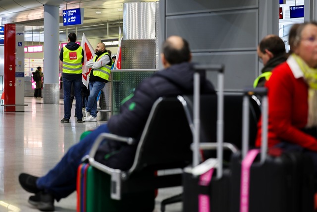 Am Flughafen in D&uuml;sseldorf konnte...nchecken und ihr Gep&auml;ck aufgeben.  | Foto: Christoph Reichwein/dpa