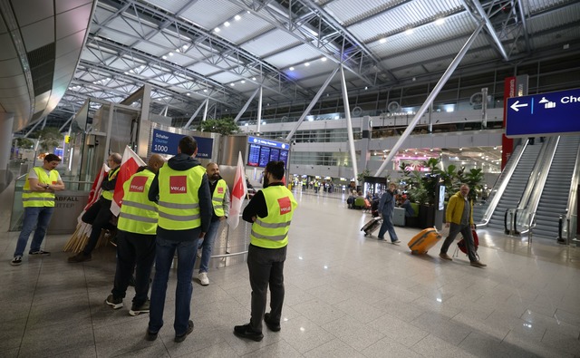 Die Gewerkschaft fordert in den Tarifv...ndestens aber monatlich 350 Euro mehr.  | Foto: Christoph Reichwein/dpa