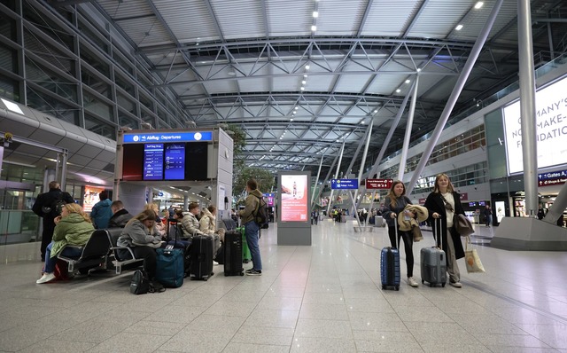 Von den Warnstreiks in beiden Tarifkon...Frankfurt, Stuttgart und M&uuml;nchen.  | Foto: Christoph Reichwein/dpa